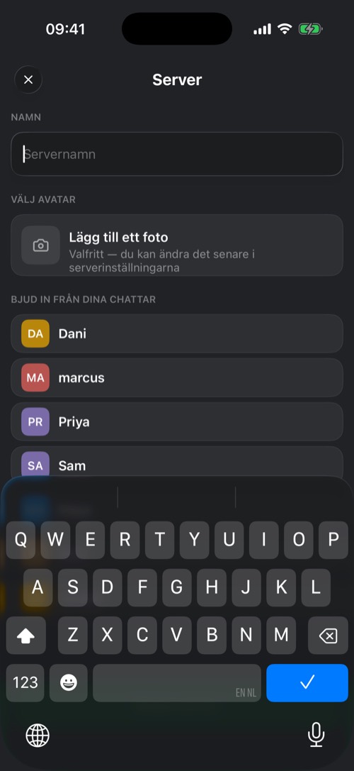 Skärmen för att skapa en server med namn, avatar och vänner att bjuda in